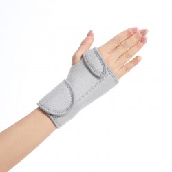 Фиксатор запястья с металлической пластиной при  растяжениях и травмах